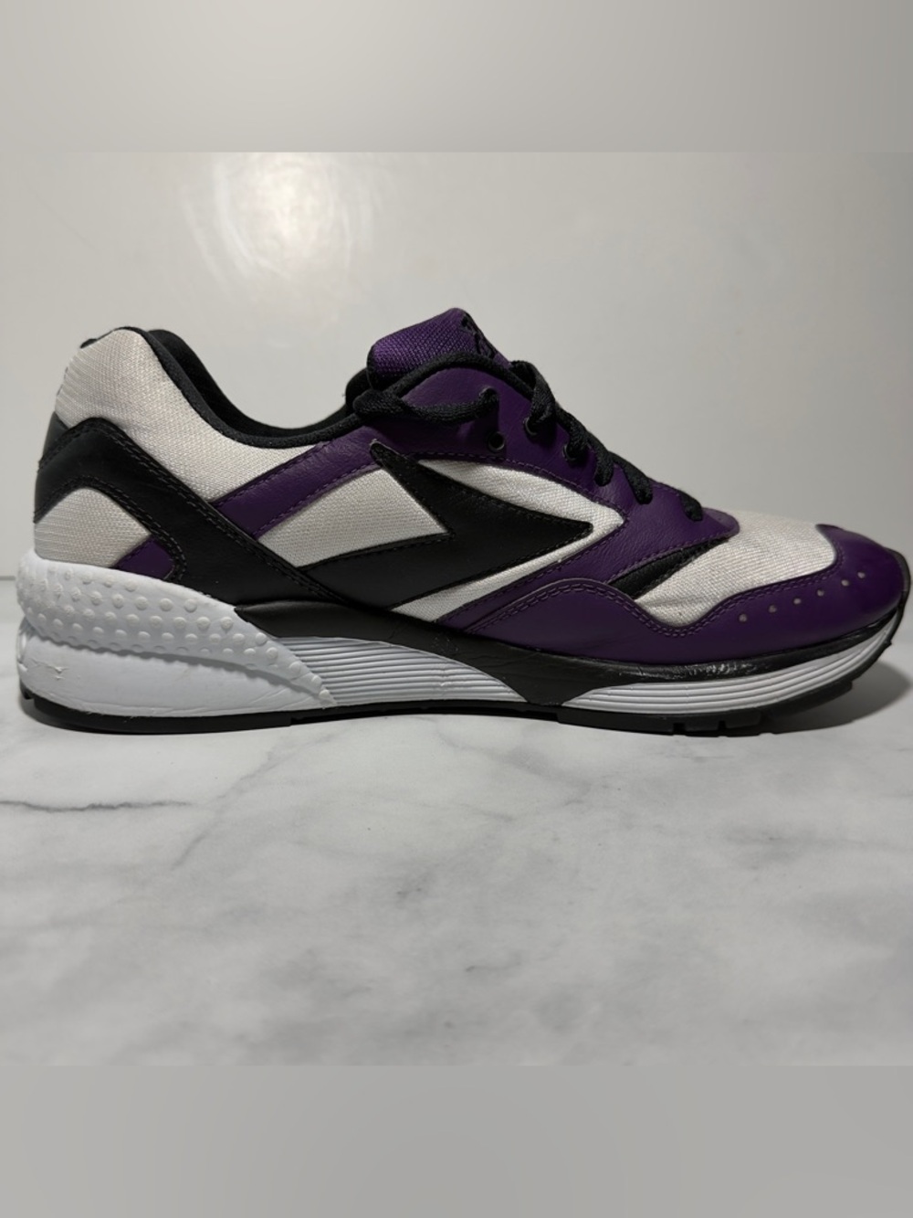 Brooks Heritage Mojo Men’s Size 11 White Purple Black Running Sneakers EUC